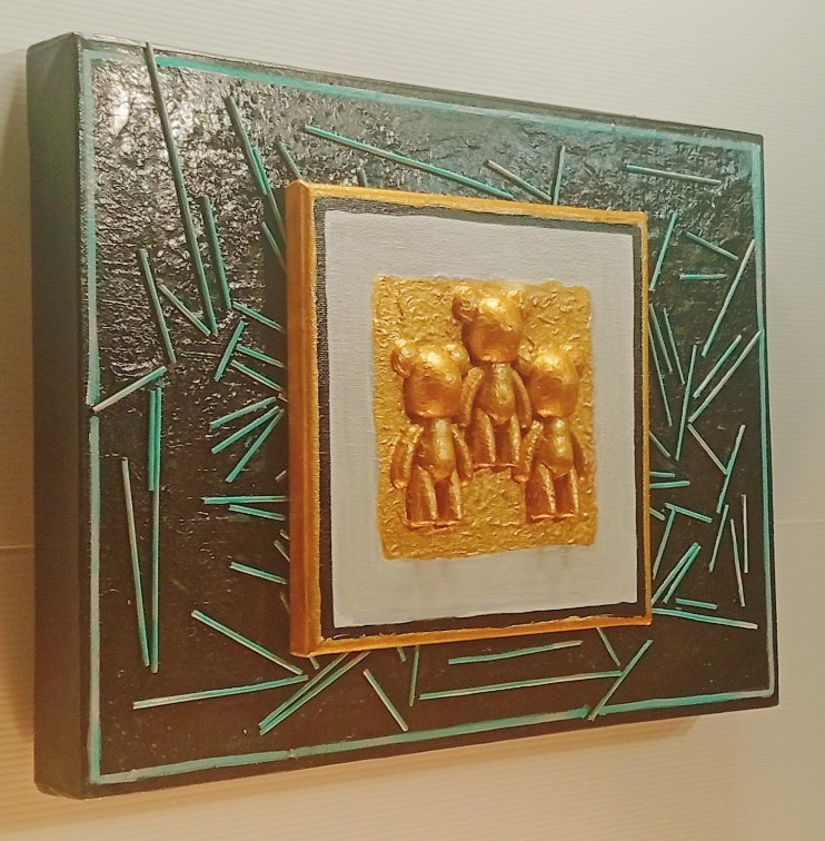 Left view of 3 GOLD BEARS