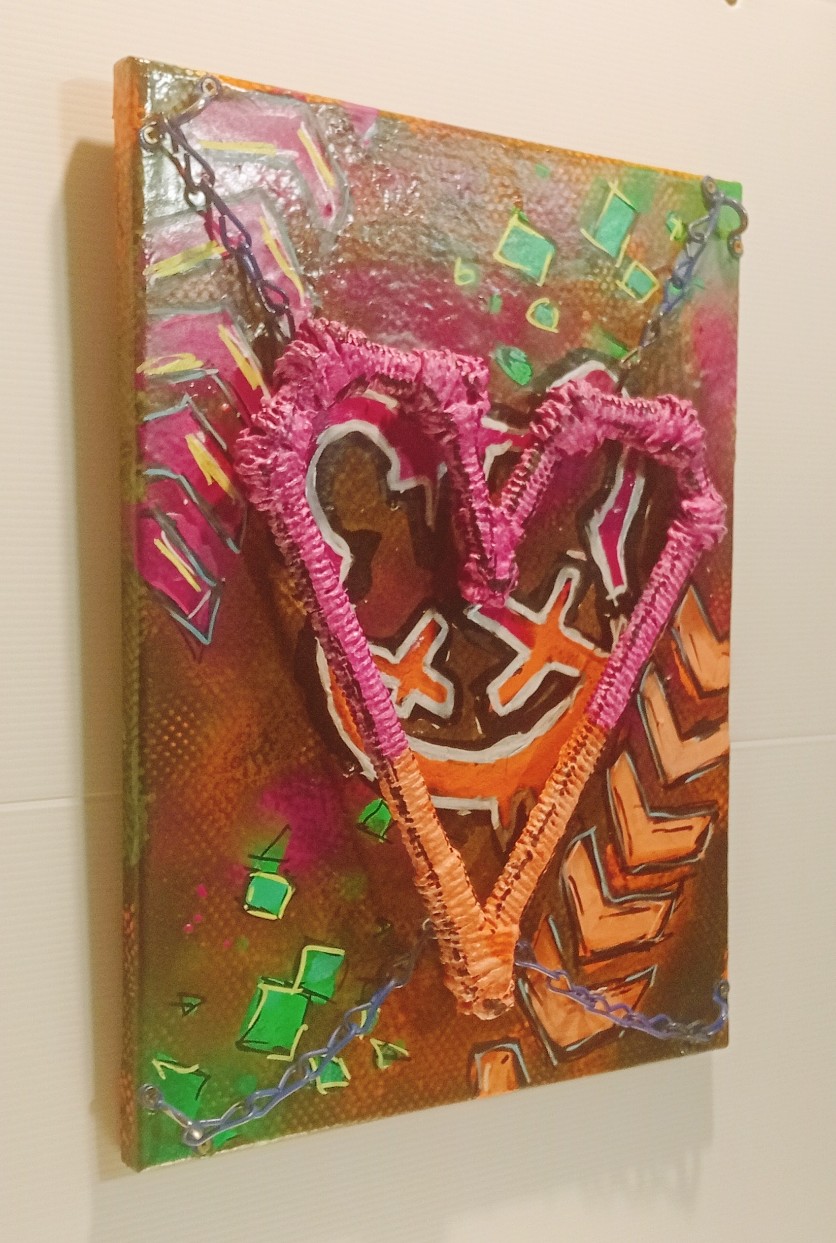 Left view of CHAINEDHEARTZ