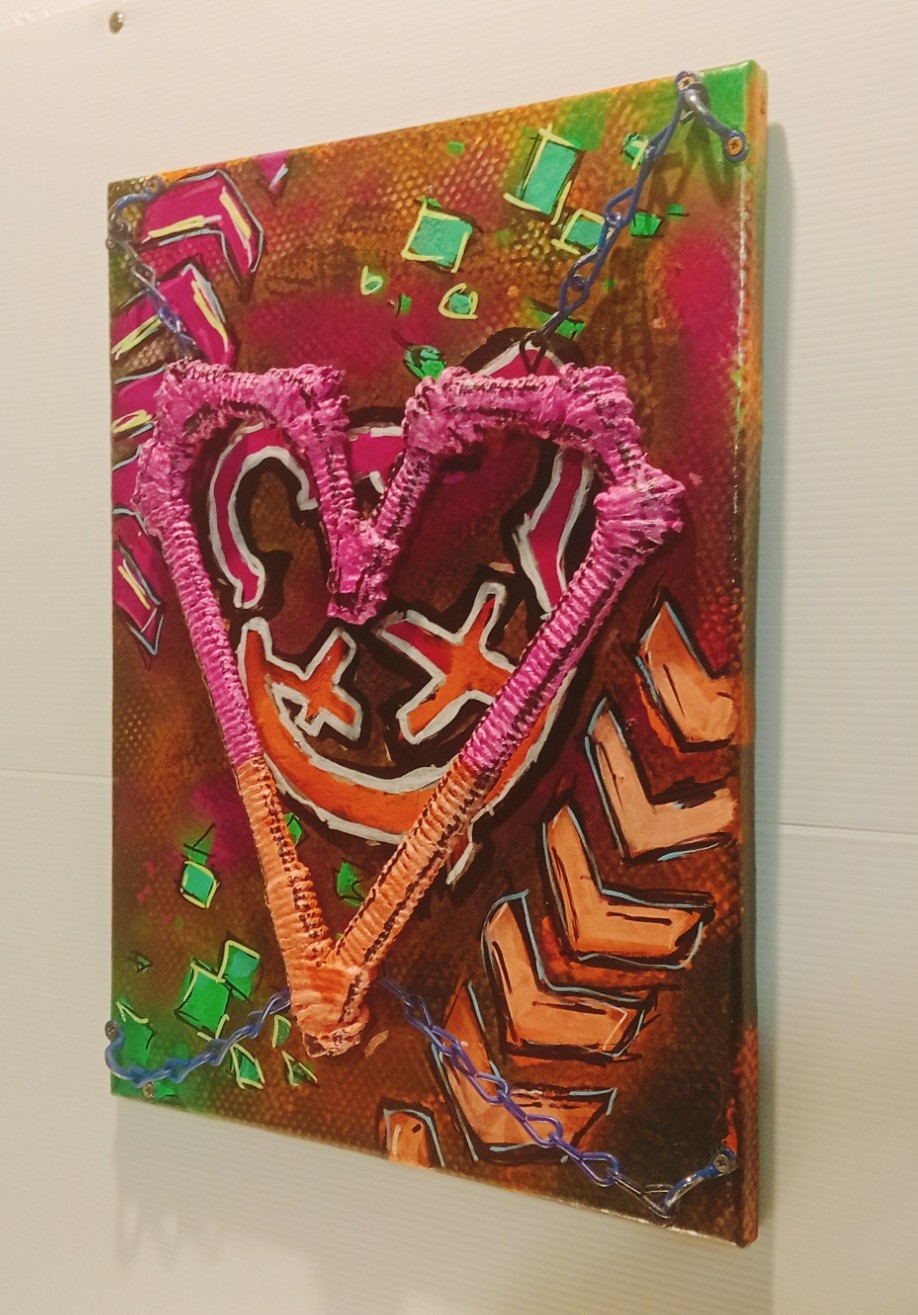 Right view of CHAINEDHEARTZ